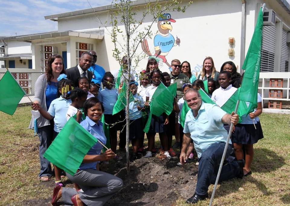 Jean E. Teal, Principal Fulford Elementary and artist Xavier Cortada, in front, have some fun at Earth Day ceremonies at Fulford Elementary School in North Miami Beach on Wednesday, April 22, 2015. ROBERTO KOLTUN EL NUEVO HERALD 