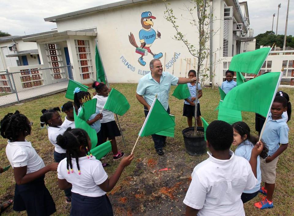 Artist Xavier Cortada interacts with students at Fulford Elementary during Earth Day festivities. ROBERTO KOLTUN EL NUEVO HERALD