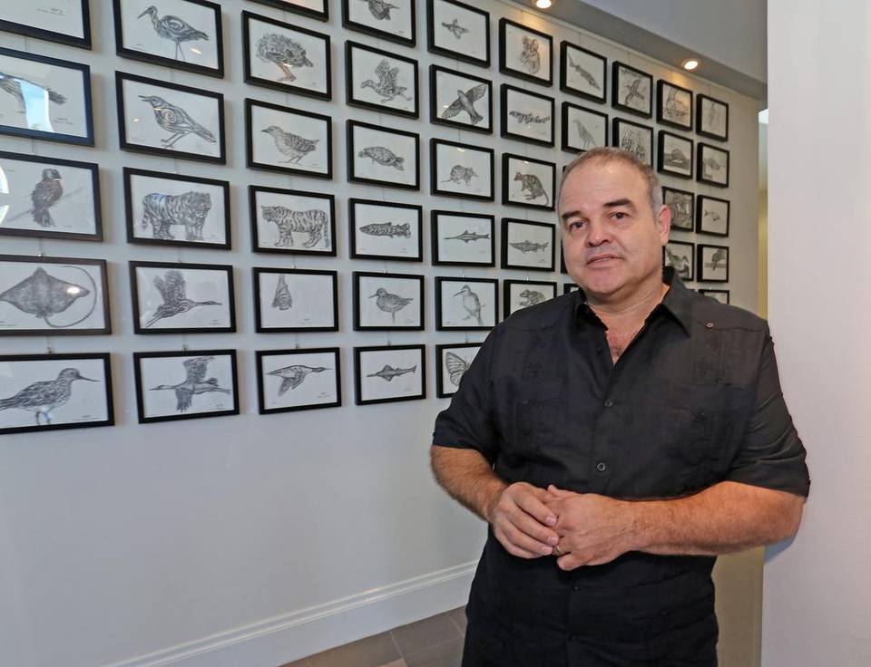 El artista Xavier Cortada en su exposición de arte en el Milander Center, muestra su colección 